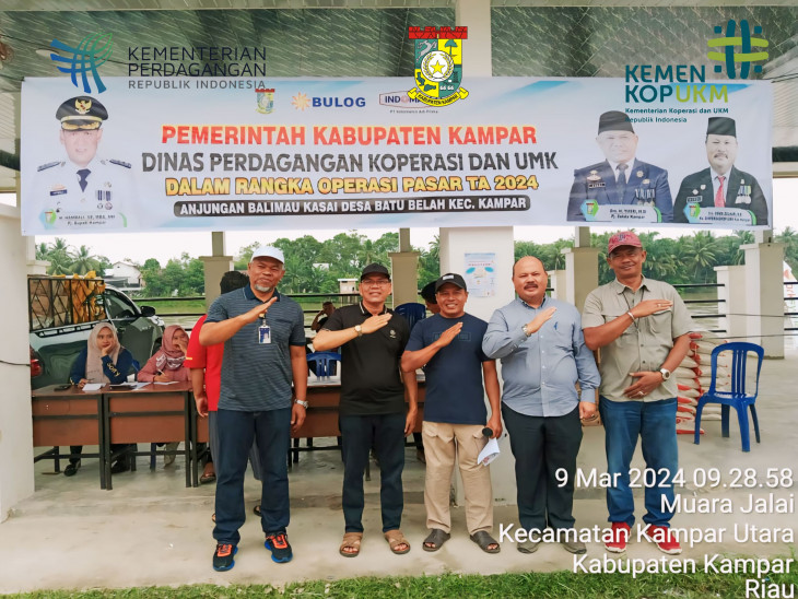 Kadis Disperdagkop & UMK Kab. Kampar Menggelar Operasi Pasar di Desa Batu Belah