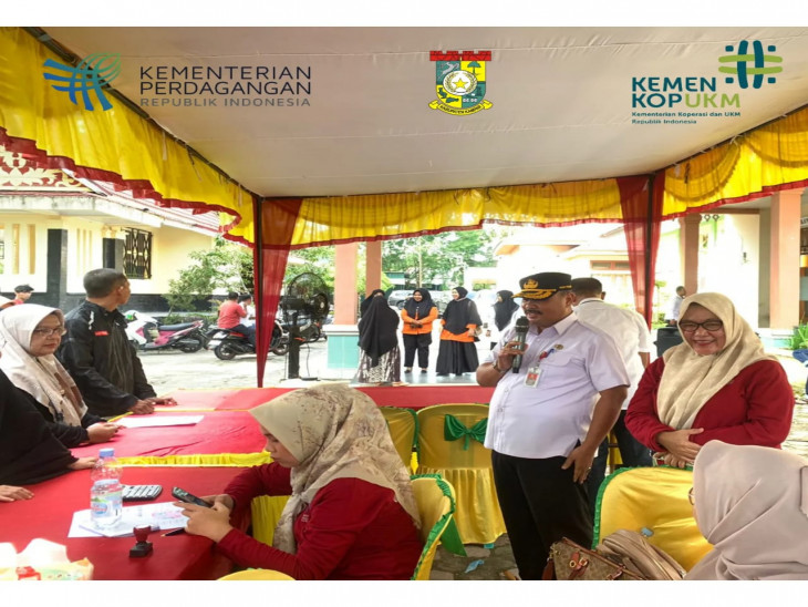 Pemkab Kampar melalui Disperdagkop dan UMK Kampar menggelar Operasi Pasar Ramah Lingkungan