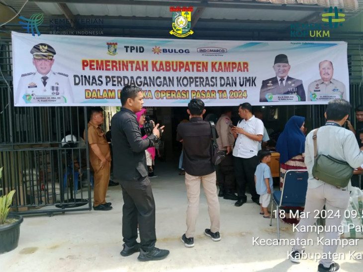 Kadis Disperdagkop & UMK Kab. Kampar Menggelar Operasi Pasar di Desa Kampung Panjang