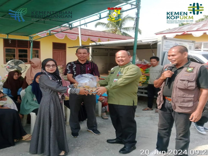Konsisten Tekan Inflasi Daerah, Kadis Perdagkop & UMK Kampar Gelar Operasi Pasar di Padang Mutung