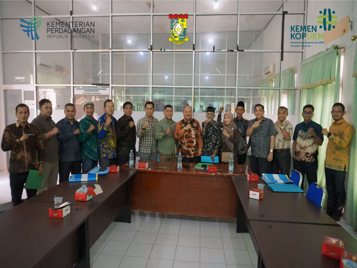 Kadis Disperdagkop dan UMK memfasilitasi Rapat Penyelesaian Permasalahan UUO Putra Melayu