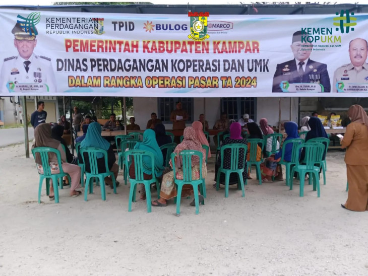 Kadis Disperdagkop & UMK Kabupatren Kampar Menggelar Operasi Pasar di Desa Pulau Permai