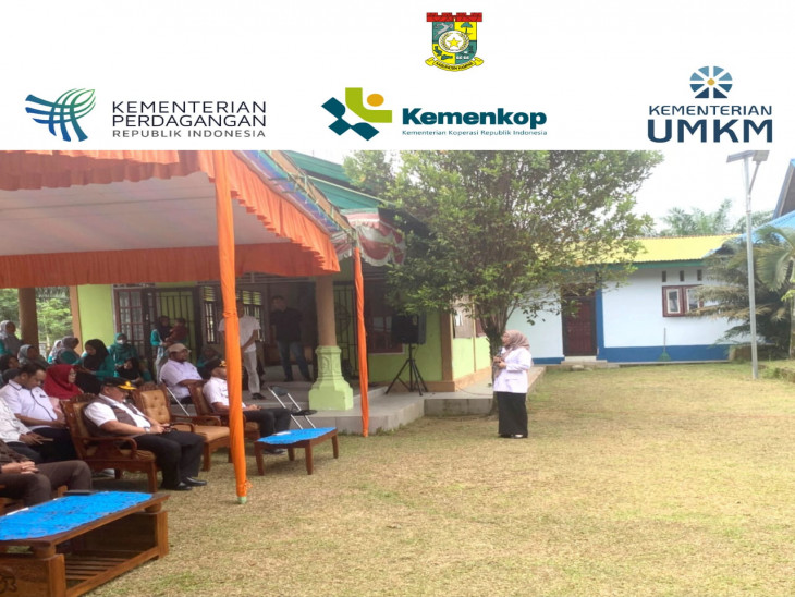 Wakil Bupati Kampar Menggelar Operasi Pasar di Desa Bina Baru, Kecamatan Kampar Kiri Tengah