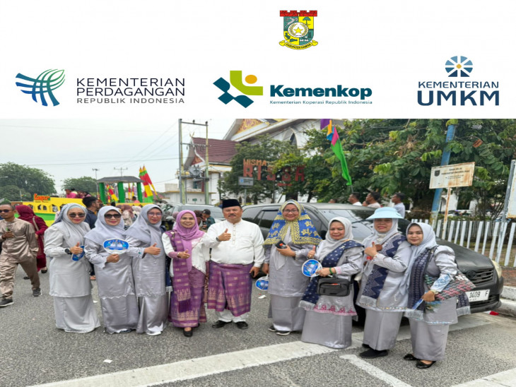 Kepala Dinas didampingi Ketua DWP Disperdagkop & UMK ikuti Pawai Ta'aruf MTQ Ke - 43 di Bengkalis