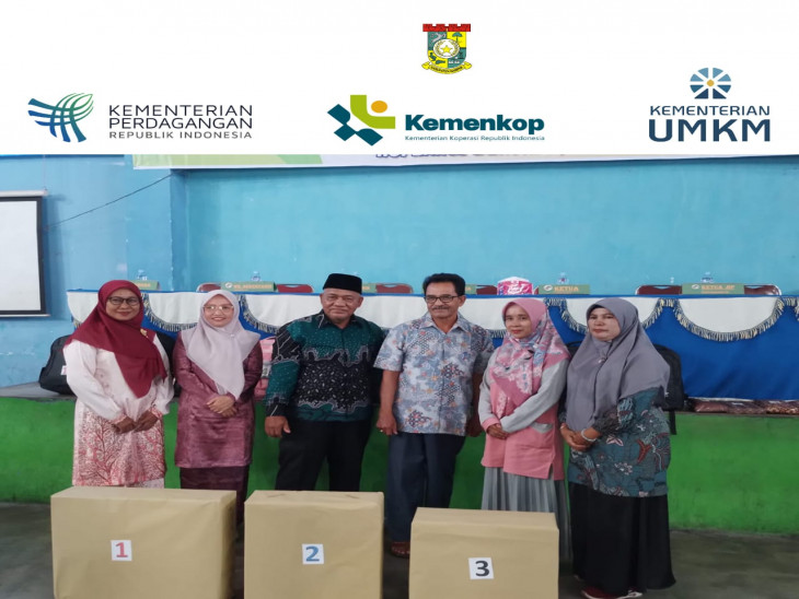 Kadis Perdagkop & UMK yang diwakil Kabid Koperasi Menghadiri RAT KPRI Guru-guru 