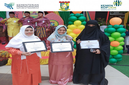 Pj. Bupati Menyerahkan Piagam Penghargaan kepada 3 UMKM dan KUD sebagai Orang Tua Asuh Stunting